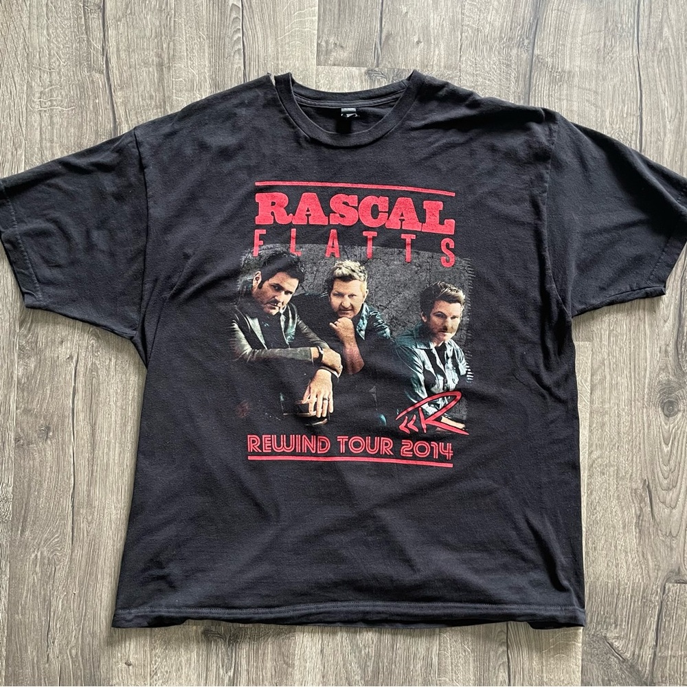 Rascal Flatts 2014 tour shirt. XXL. Small hole near collar, easily repairable!